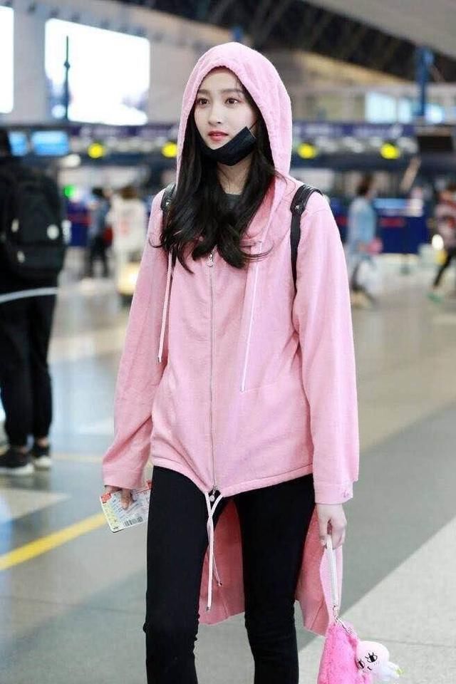 看了关晓彤的机场秀，再看看迪丽热巴的，难怪鹿晗会这么喜欢她!