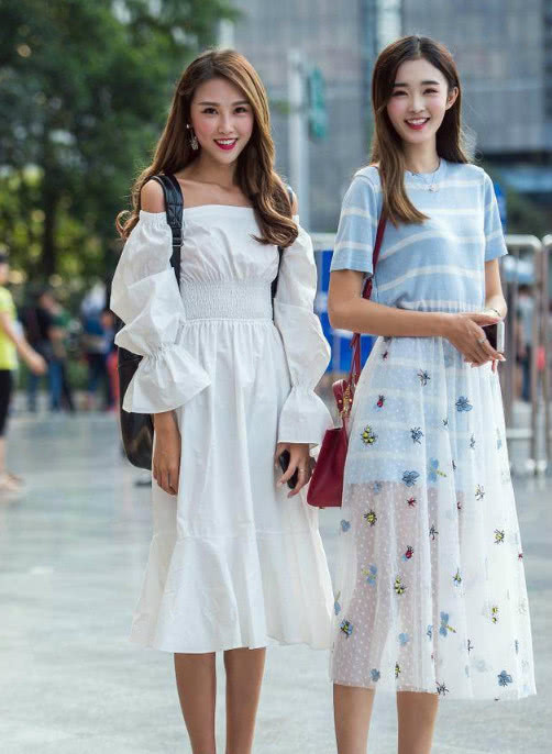 街拍：面容俊美精致穿着时尚的小姐姐，白皙靓丽性感个性！