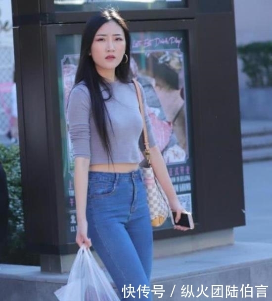 「美女」街拍瑰姿艳逸的美女,一件黑色上衣配牛仔热裤,青春活力气质范