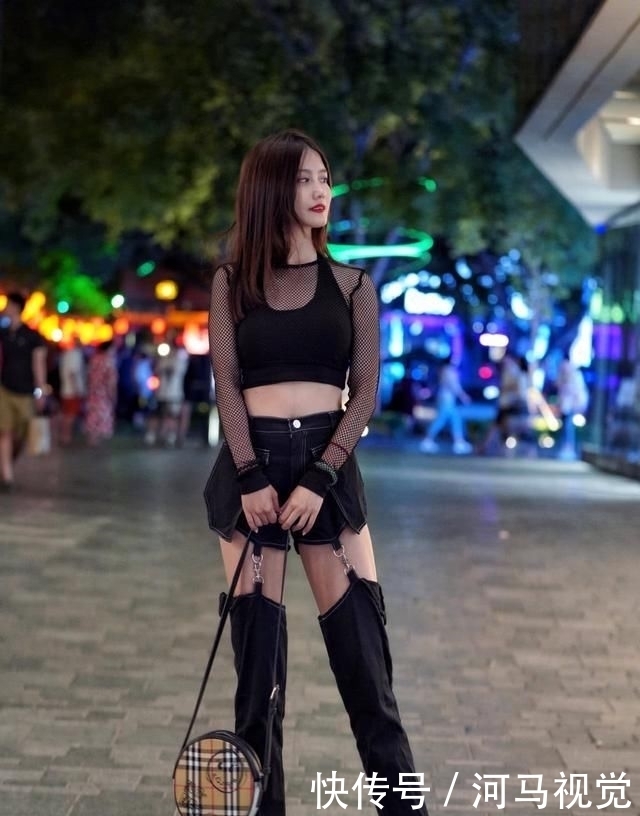  「小姐姐」街拍：一身黑的时尚达人，小姐姐这样穿回头率不敢想啊