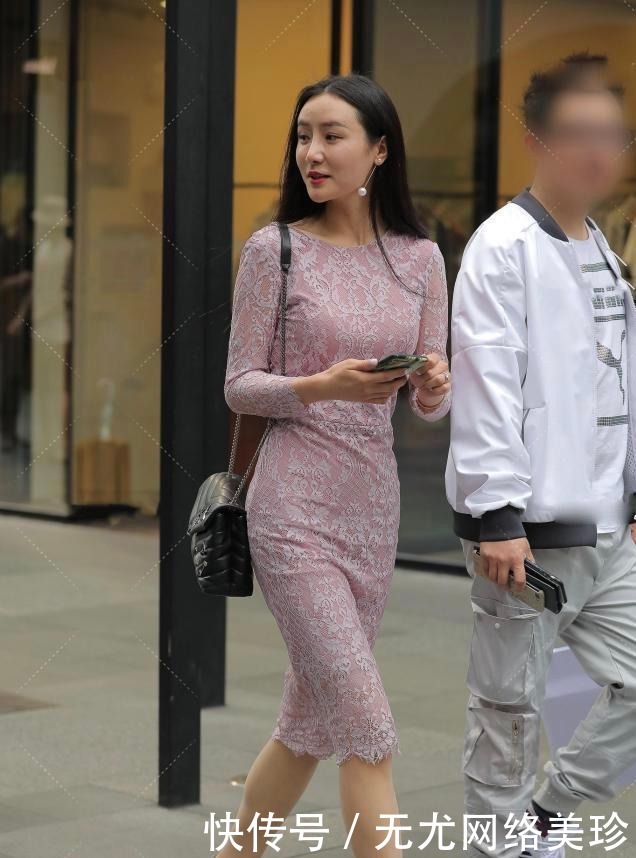  邻家@邻家妹妹为了显“成熟”，偷穿妈妈的裹身裙，网友：有贵妇的气质