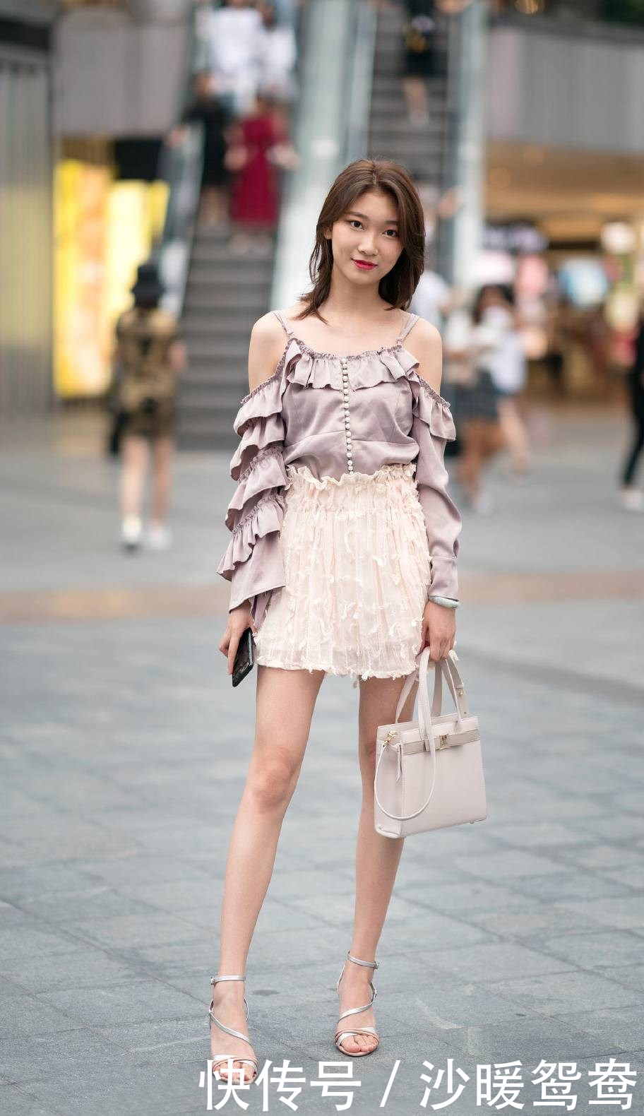  『连衣裙』夏日街头的美女穿得好凉爽，连衣裙搭配高跟凉鞋，这身材真耐看