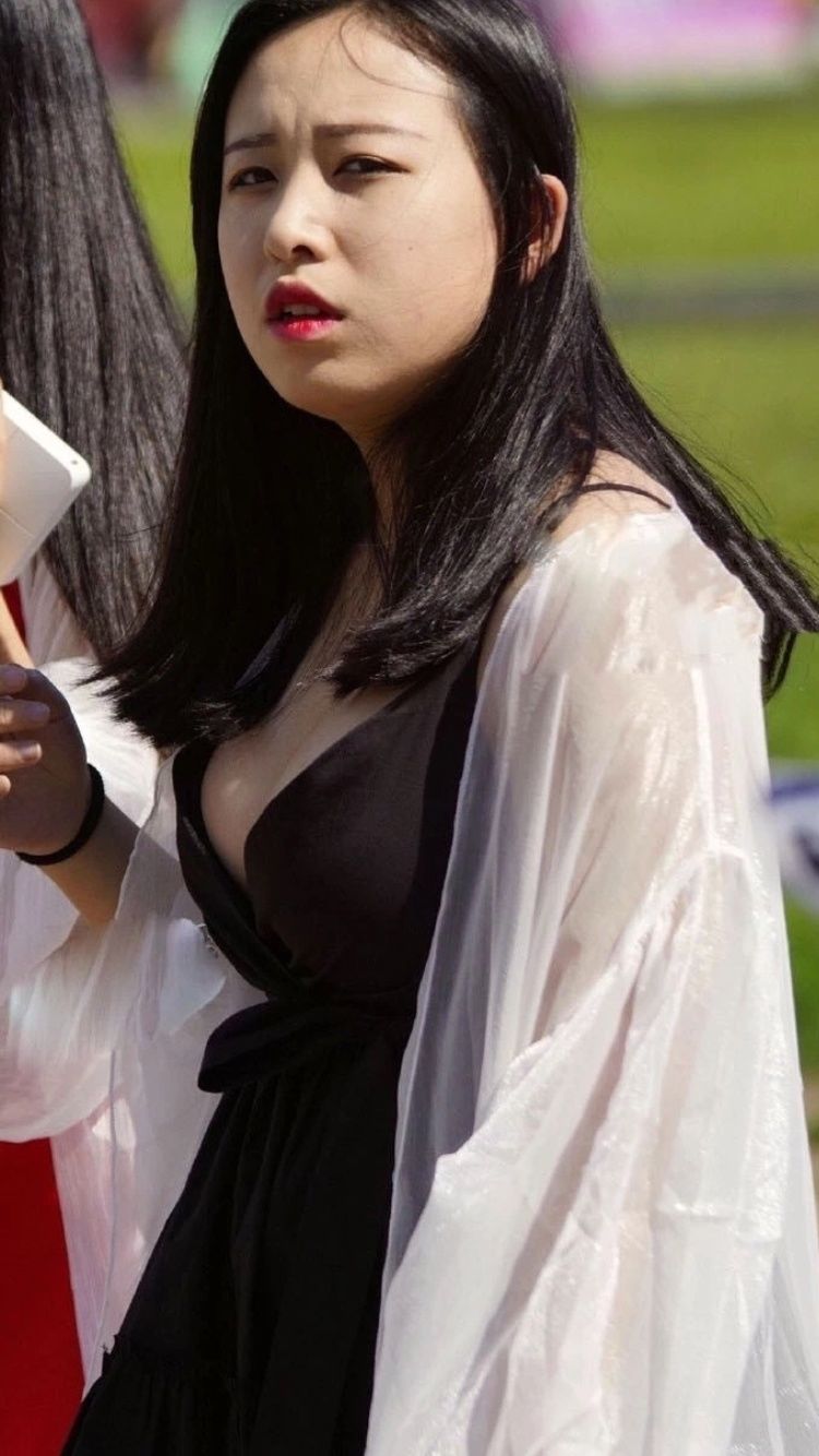 街拍丨胸前太沉重，导致美女略显疲惫。