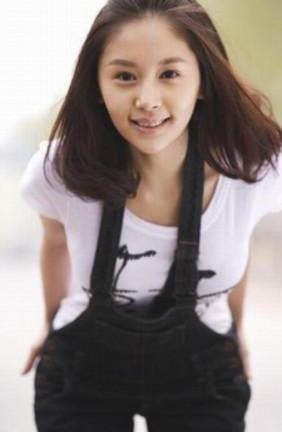 王子文厉害了，裙子“挖剪”成这样还要穿，网友：大开眼界