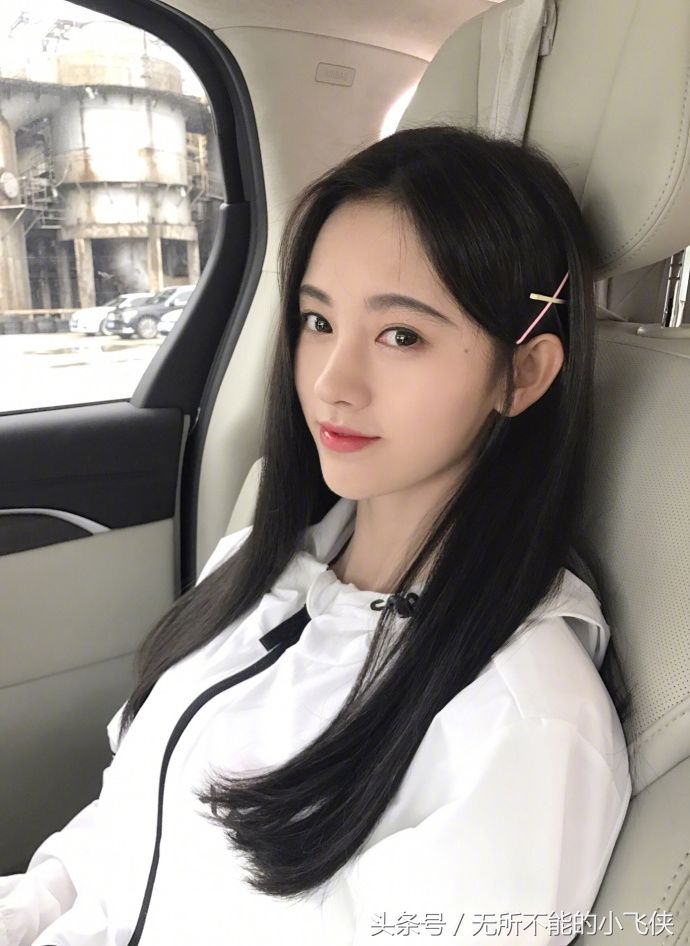 鞠婧祎运动装逛书店，网友:女神大大真好看