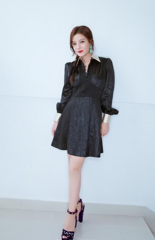 赵薇减肥用力过猛！紧身仔裤完全撑不起来，网友：简直换了一个人