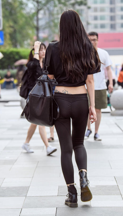 知性小姐姐紧身裤裹出细腻的线条，干净利落显得身材很高