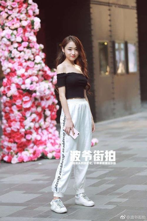 街拍：露脐美女放飞自我的穿法，性感任性，百分百回头率！