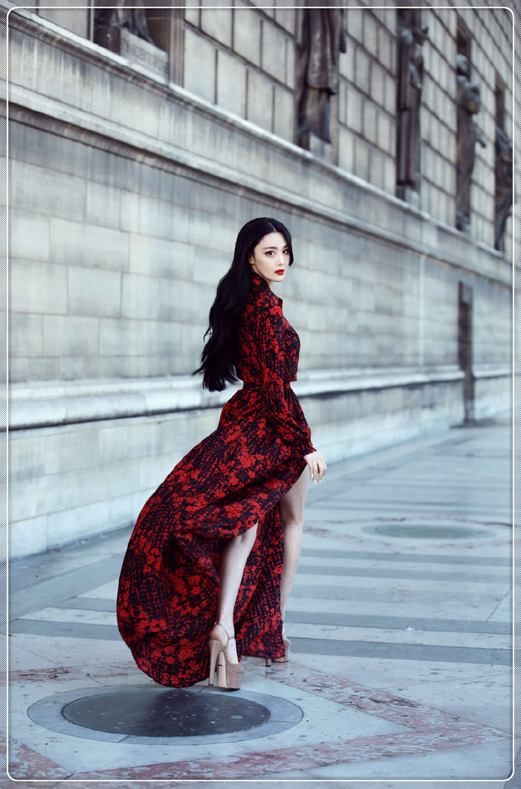 张馨予穿衬衫故意解开一个扣真撩人，可下半身穿得却让人看不懂！