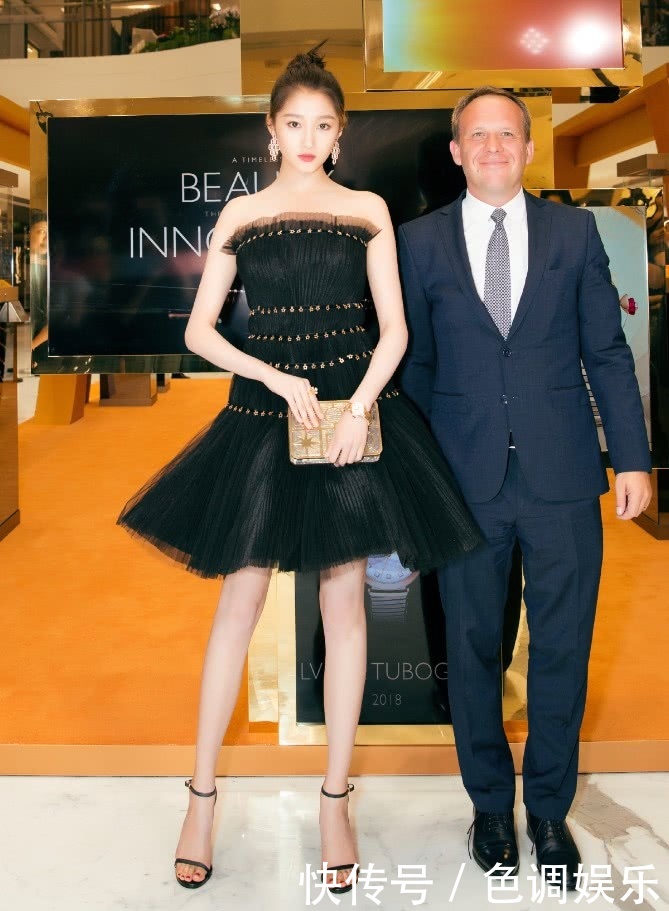 关晓彤真会穿，穿黑色抹胸裙尽显高挑身材，网友：高跟不能穿太高