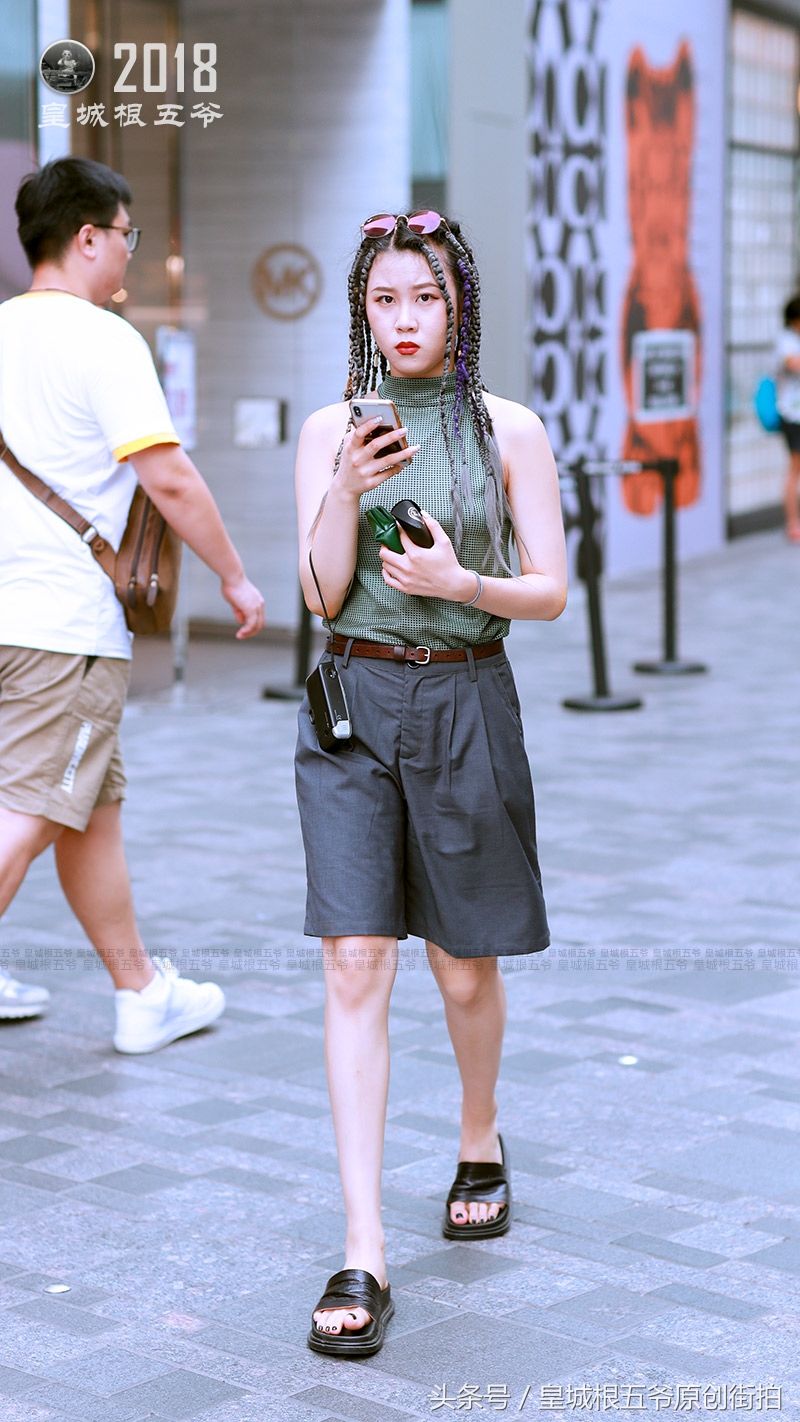 街拍:爱臭美的女孩，总是喜欢把自己打扮得很漂亮