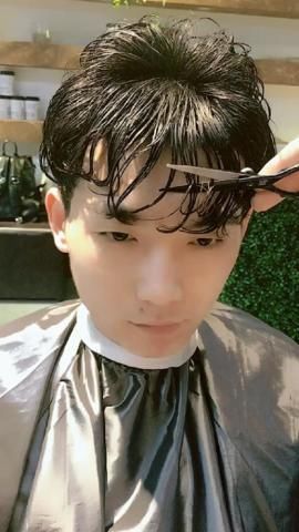 邋遢的小伙想换个清爽的发型，没想到理发后的样子堪比小鲜肉