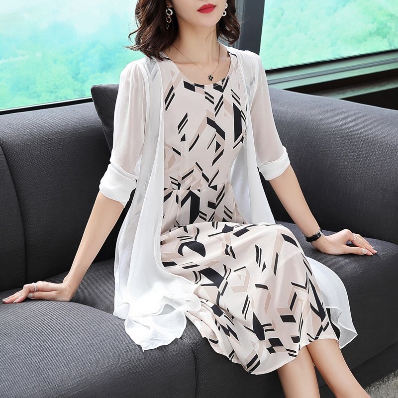 今年秋天阔腿裤不流行了，8月刚上新的秋裙，妈妈穿洋气又美嫩