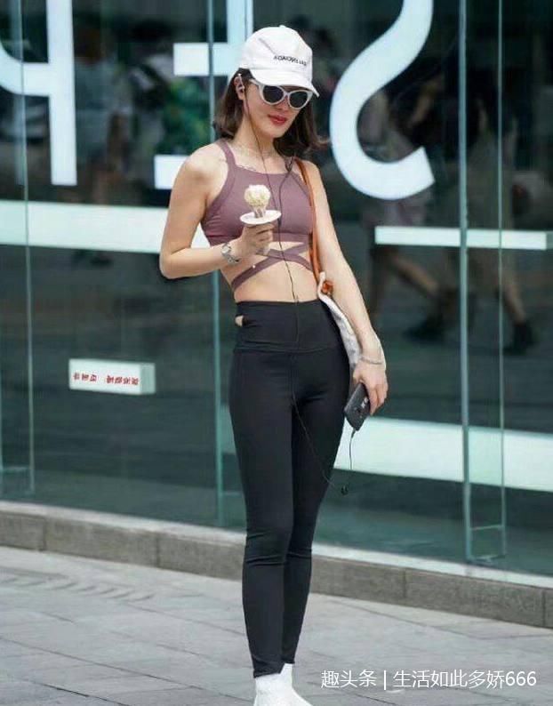 穿紧身打底裤小姐姐：曼妙妩媚的美女，十分抢眼！