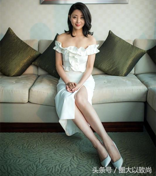 32岁杨幂和39岁殷桃，同穿一字肩裙，网友：真美腿和假美腿的差距