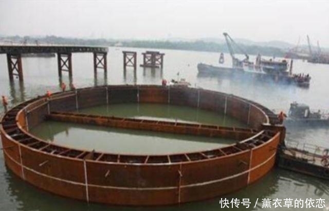 跨海大桥下全是海水，桥墩是怎样修建的呢？网友：我国技术真牛！