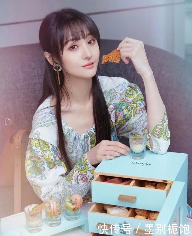 直发:郑爽真是特别的存在,稍微胖点就变美,穿碎花配黑直发美出新高度