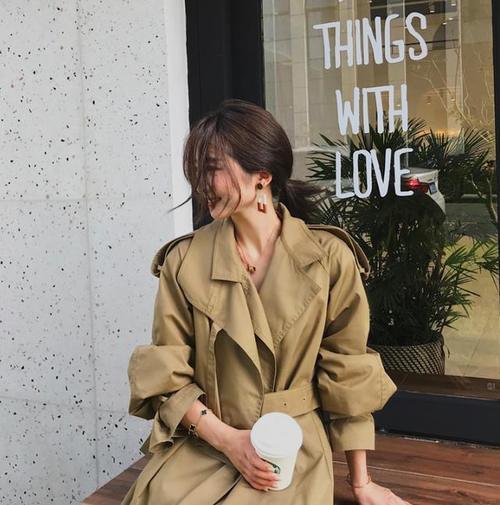 今秋流行4个搭配高级色，风衣这样穿才最时尚！