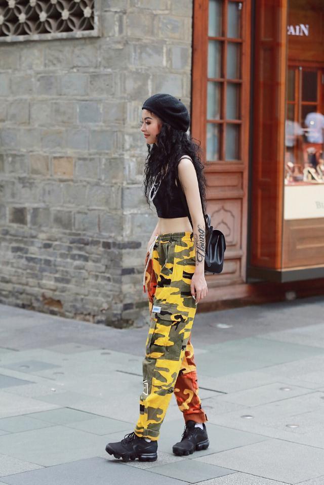 街拍：美女们个个都是“小腰精”，好身材一览无余