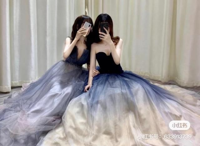  绸缪：婚礼行业正复苏：哭鼻子的新娘又开始筹备结婚，不少商家正绸缪打折获客……