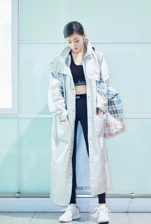 张天爱也要学别人秀“水蛇腰”？但这个红白蓝大麻袋该怎么解释？