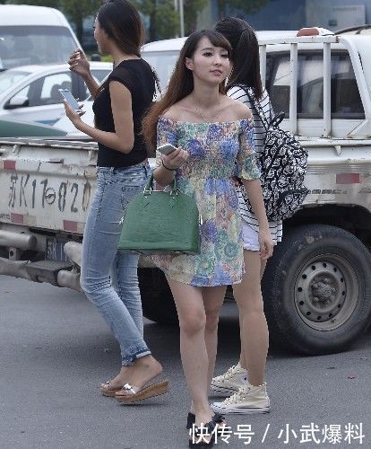 街拍: 三个青春亮丽的小姐姐, 有颜值有身材, 一个比一个靓