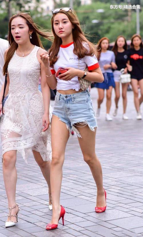 街拍：美女穿着如此短的短裤，加上这些元素后，就会显得更短了