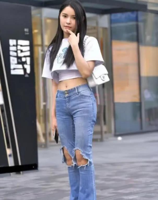  秋月|街拍：皎若秋月的美女，一件白色短袖配漏洞牛仔裤，时尚靓丽气息