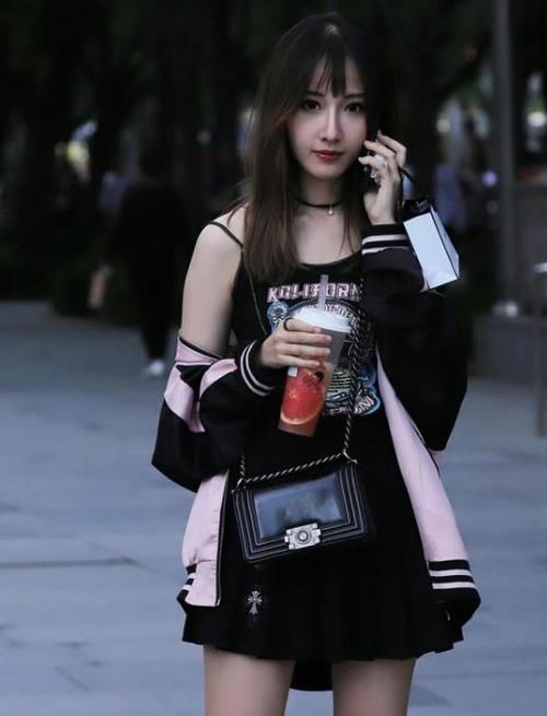  [俏丽]潮范儿女神来了，街拍：身材俏丽的美女，一件挂脖上衣配黑色短裙，时尚魅力女人味