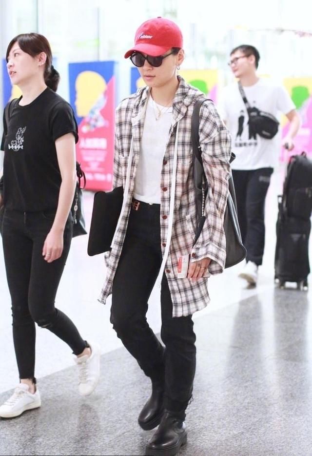 明星机场私服，没衣品比没颜值更可怕！景甜最美，吴昕像大妈