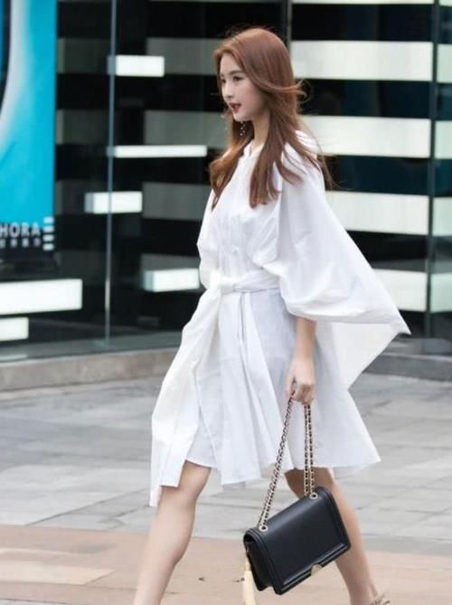  『美女』街拍：清纯可人的美女，一条白色的连衣裙，时尚美丽大方气质