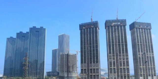 广西正在酝酿建设百亿高铁，线路方案有三条，沿途经过你家乡吗？