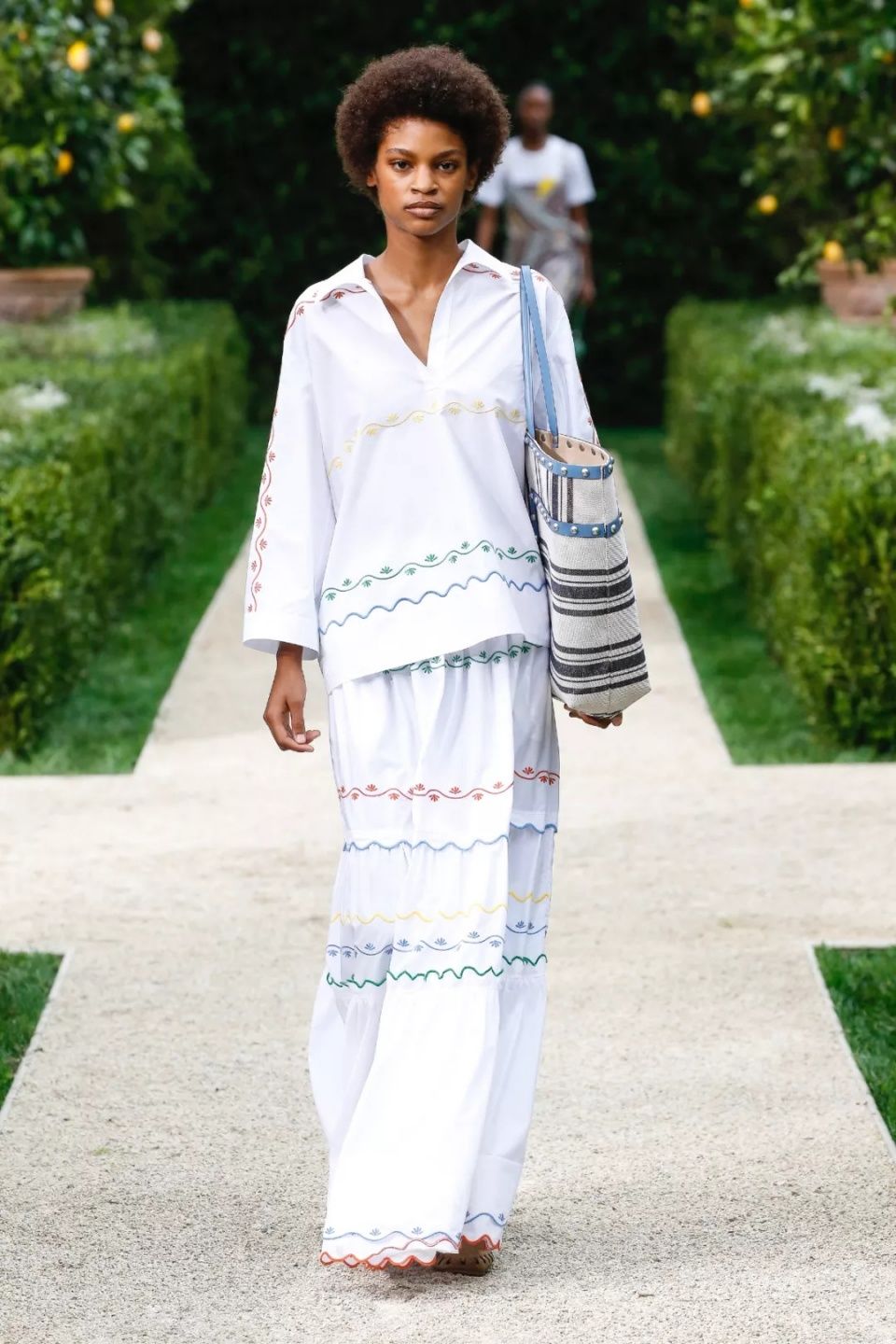 娜扎预测黄铜包边帆布鞋将成爆款,Tory Burch把浪漫融入运动风!