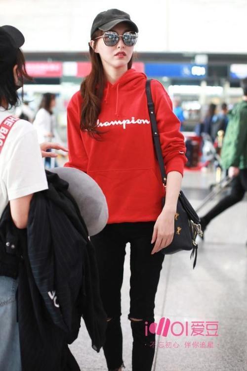 唐嫣今日北京飞巴黎 是机场上最醒目的一颗红糖！