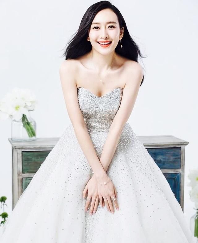 王鸥难得潮流一回,却把印花阔腿裤穿成了裙子,网友:腿长的优势