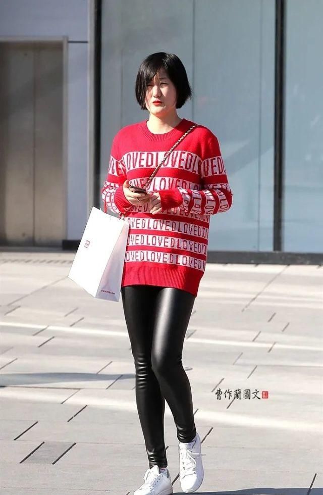  #漂亮#时尚街拍：用紧身皮裤配搭初春的漂亮美女