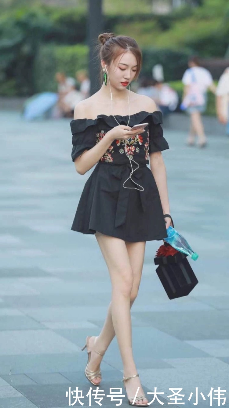 美女|美女街拍:小姐姐身材好纤瘦呀,长得可爱又清纯,明星级别的美貌!
