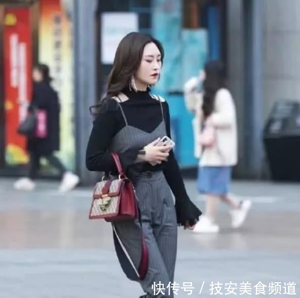  「连体」街拍：风风韵韵的美女，一件粉红色连体裤外搭白色开衫