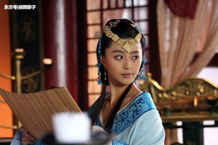 手里拿着竹书的古装女子，唐宁清冷、陈法拉高贵、杨幂唯美动人