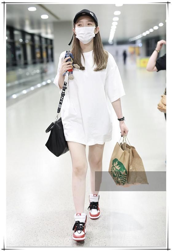 没梅婷的气质真别把T恤当裙子穿，像孟美岐一样穿成大妈就尴尬了