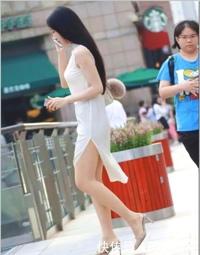 『 美女』一件时尚连衣裙，穿出迷人曲线，街拍：身材苗条的美女