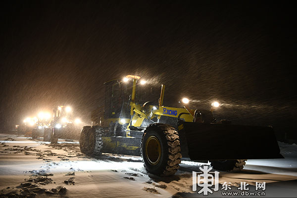 大海林局凌晨清理公路积雪 保证赴雪乡游客安全出游