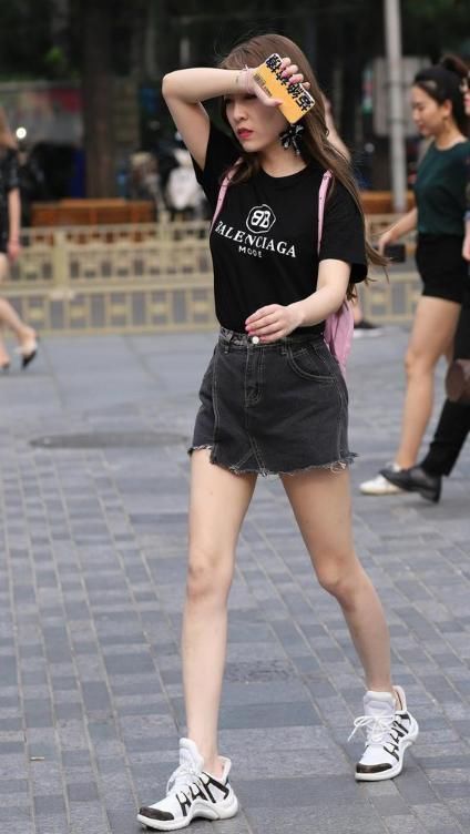 街拍:小姐姐身材丰腴，穿上紧身裤真的太美了!