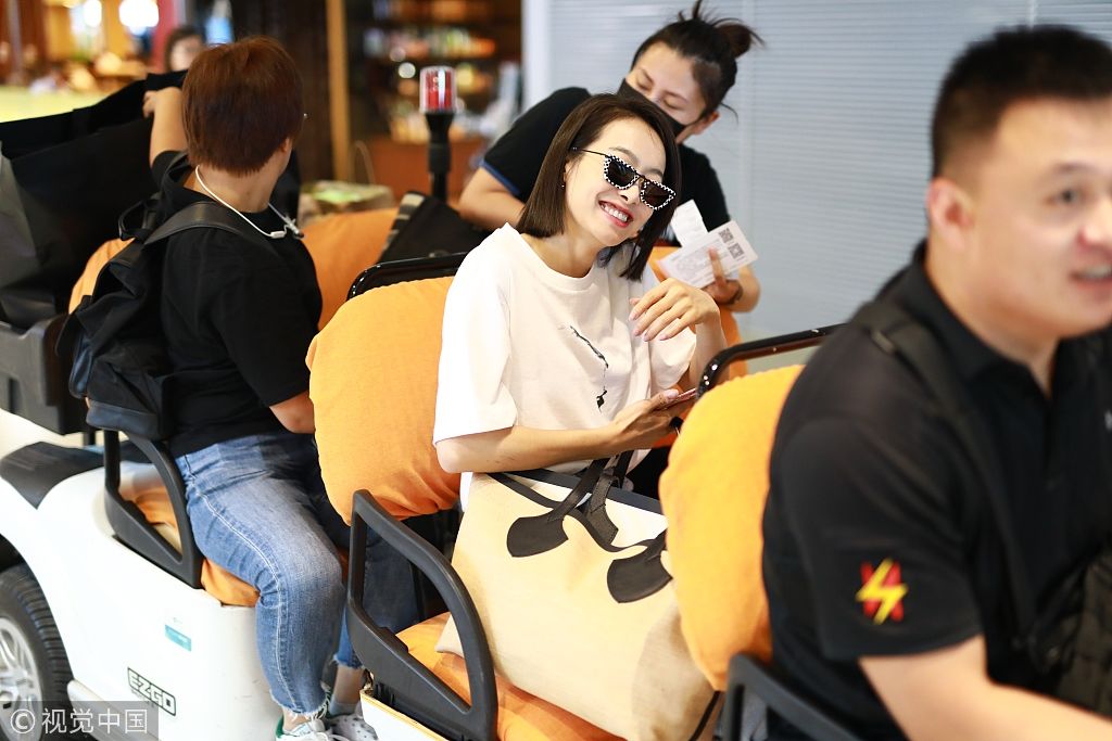 宋茜机场疾走高冷范十足 坐小车甜笑超美