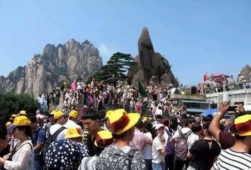 5天超15万人涌入黄山,游客堵在黄山“进退两难”,上不去下不来