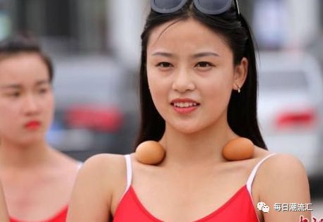 『孩子来说』牛仔裤应该如何搭配上衣,和吊带搭配好看不?