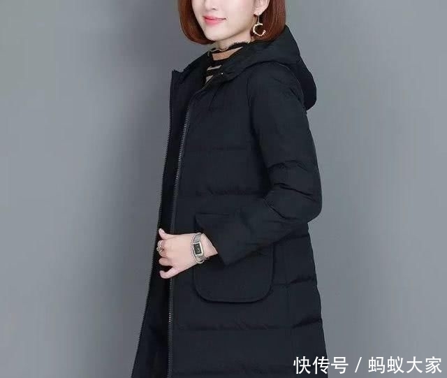 『女人』70后女人,若经济允许,过年建议买件这体面棉服,人见人夸漂亮