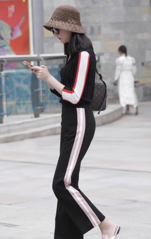 「黑底」街拍:长发美女,身穿黑底的大花裙,小姐姐很时尚哦