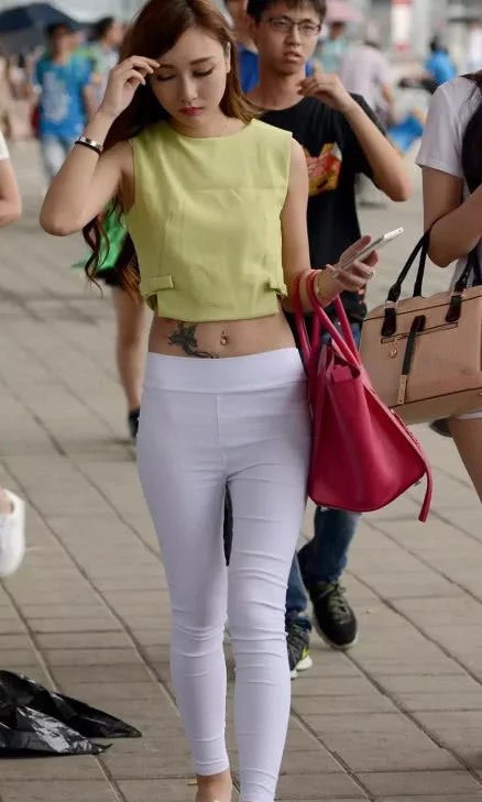 社会小姐姐性感漏脐装大显好身材，肚脐边上的纹身看呆了路人