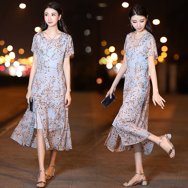 哇塞!53岁婆婆真敢穿!素色修身连衣裙+小高跟,高贵还显年轻